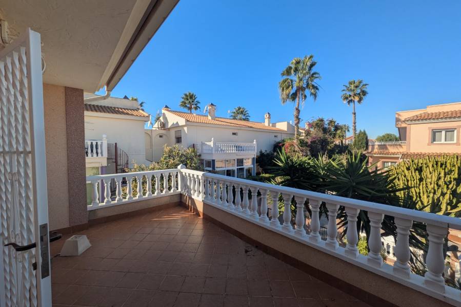 Alquiler - Casa - Torrevieja - Urbanización Los Balcones