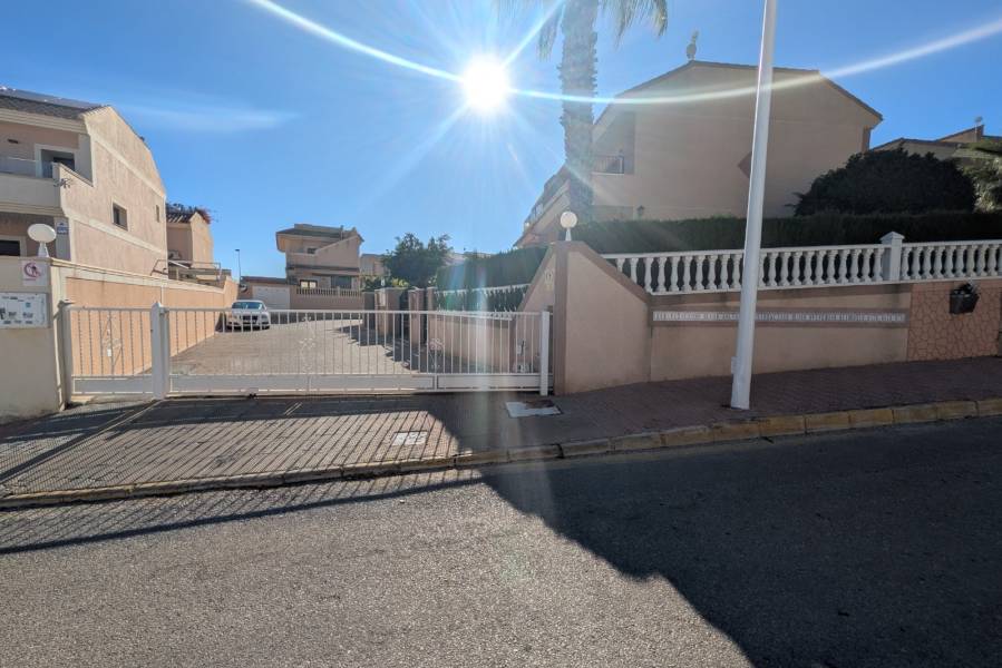 Alquiler - Casa - Torrevieja - Urbanización Los Balcones
