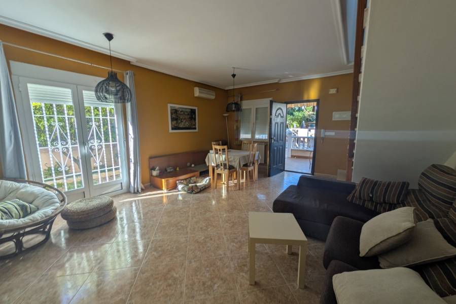 Alquiler - Casa - Torrevieja - Urbanización Los Balcones